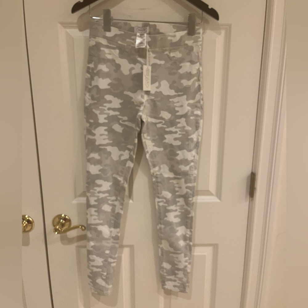 Brand NWT. Women’s size small. Grey and white Camo pants. Mud pie! Boutique buy!